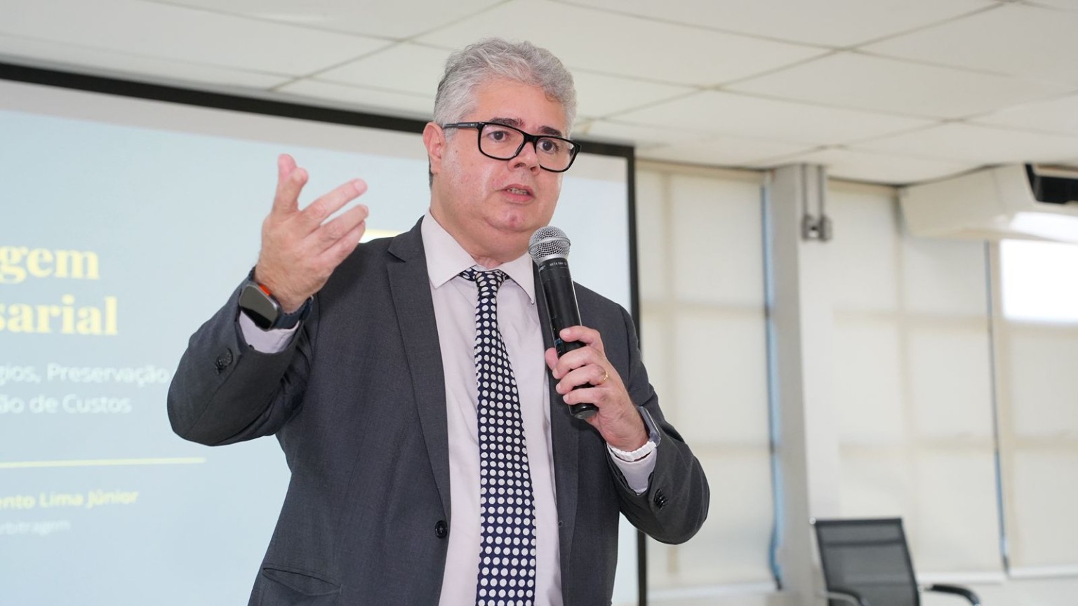 Prof. Asdrubal Júnior em apresentação pública